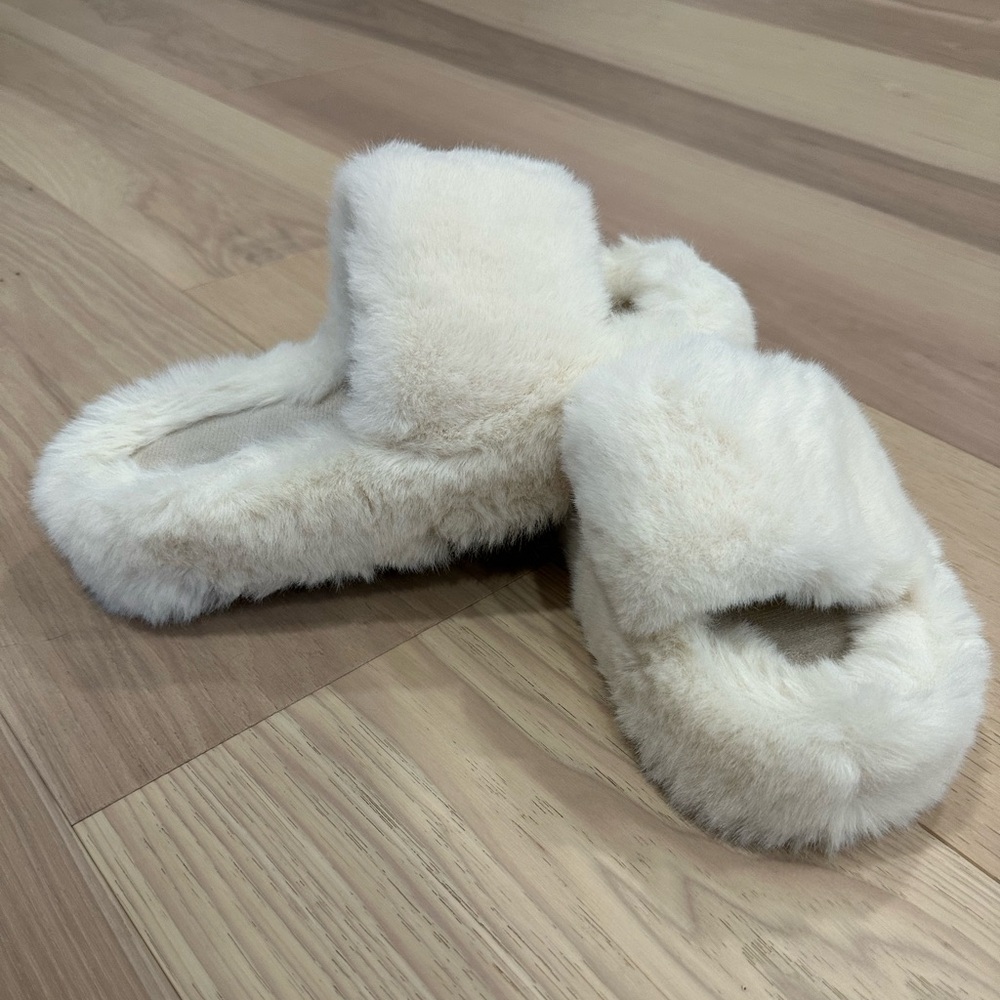 🚨3 for $30🚨 Cozy White Fuzzy Platform Slippers